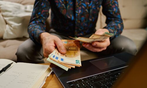 Comment le salaire moyen à Monaco attire les expatriés et influence l’économie locale ?