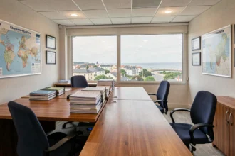 Bureau moderne d'un courtier en assurance en Charente-Maritime avec vue sur la côte atlantique